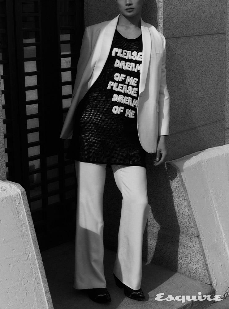 숄칼라 재킷, 메시 톱, 부츠컷 팬츠, 웨스턴 부츠 모두 가격 미정 셀린느 옴므 by 에디 슬리먼.