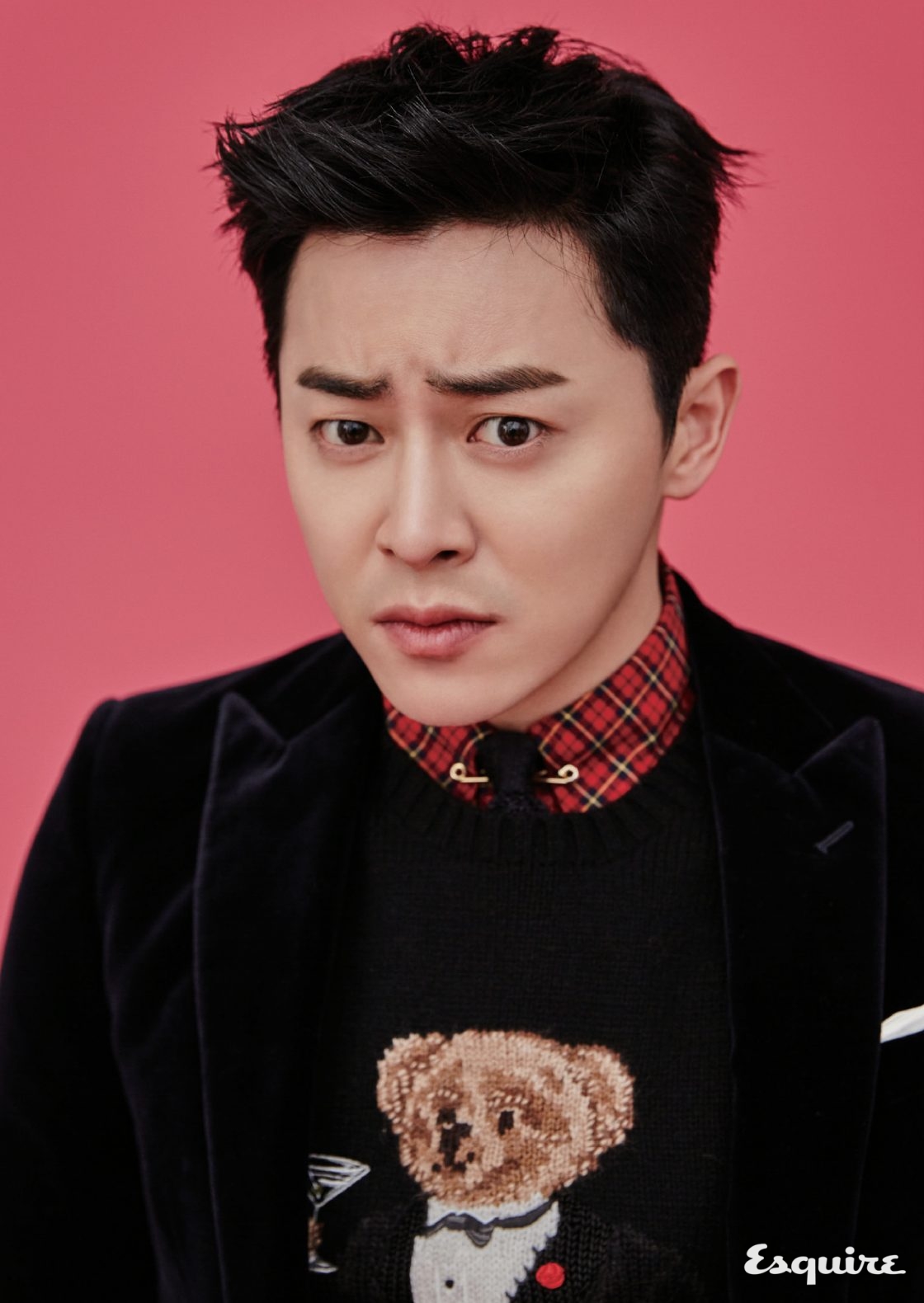 벨벳 재킷 99만원, 블랙 니트 49만9000원, 체크무늬 셔츠 14만9000원 모두 폴로 랄프 로렌. 니트 타이, 타이 핀 모두 스타일리스트 소장품.