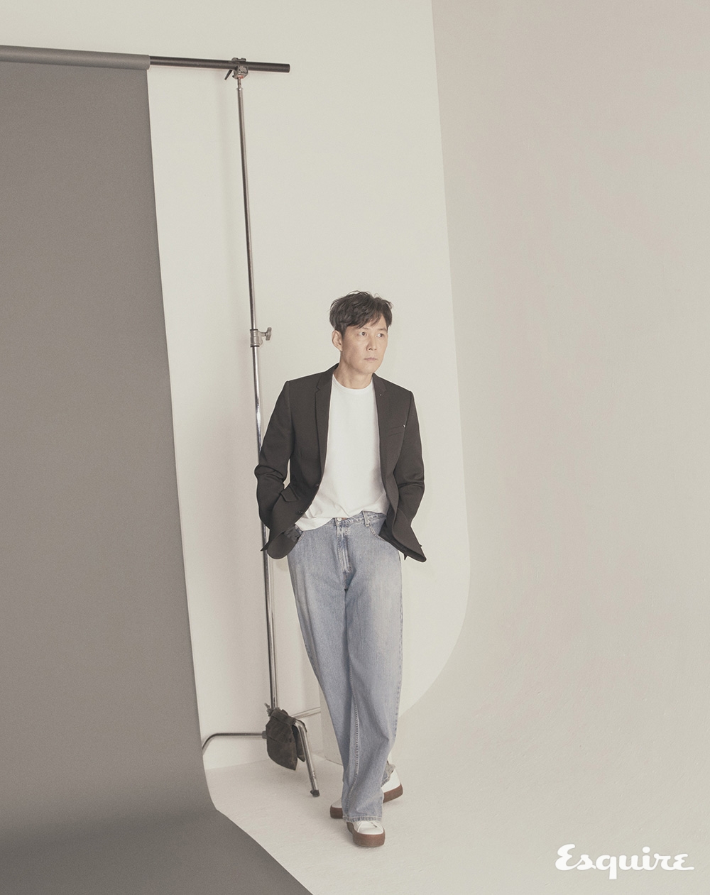 재킷 벨루티. 티셔츠 보테가 베네타.
데님 바지 김서룡. 운동화 8 by 육스.