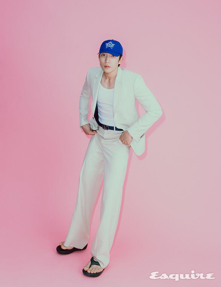 재킷, 팬츠, 톱 모두 발렌티노. 캡 이로. 벨트 발렌티노 가라바니. 슈즈 스타일리스트 소장품. 