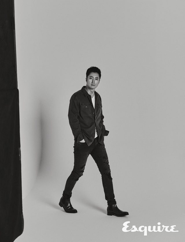 셔츠, 바지 모두 올세인츠. 화이트 톱 스타일리스트 소장품. 부츠 유니페어.