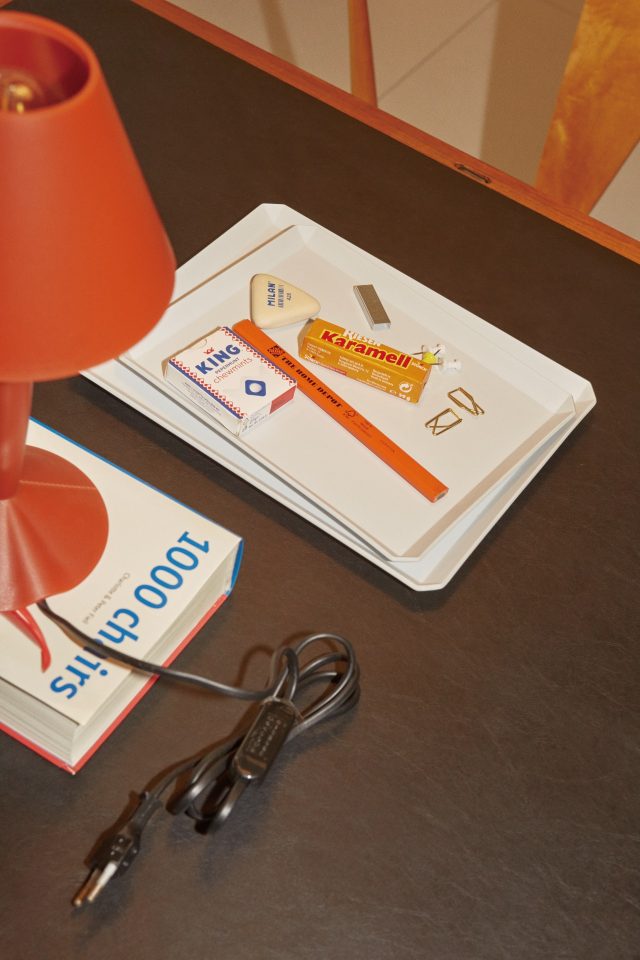 문구 트레이로 활용한 네모난 접시 큰 사이즈 5만7000원, 작은 사이즈 4만1000원 1616/arita japan by MMMG.