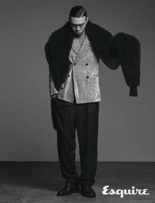 저지 톱, 벨벳 더블 블레이저, 바지, 숄 모두 조르지오 아르마니. 구두 코스.