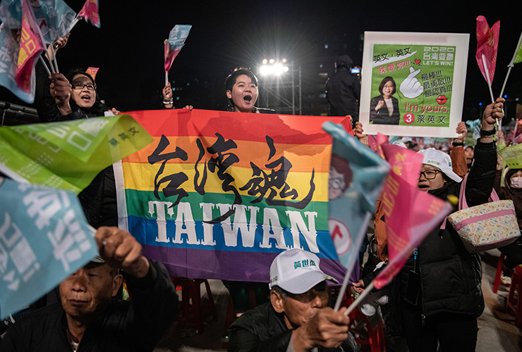 ‘레인보’ 깃발을 흔드는 차이잉원 총통 지지자의 모습.
