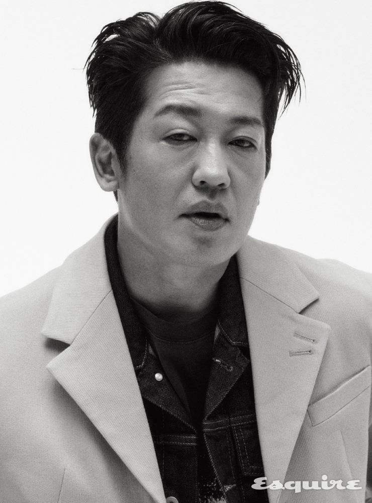 재킷 에스티유. 데님 재킷 아이엠아이. 티셔츠 토니웩.