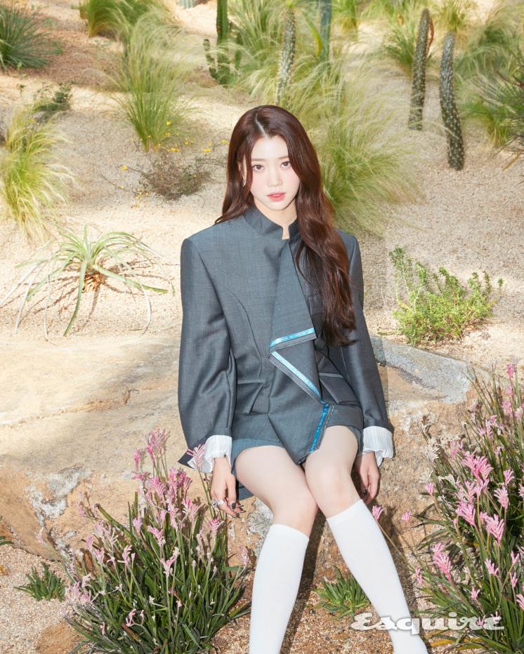 재킷, 팬츠 모두 뮌. 슈즈 찰스앤키스. 이어링 포트레이트 레포트. 링 원스 인 어 라이프타임.