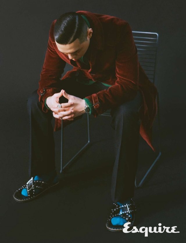 녹색 카디건, 코듀로이 코트, 바지, 신발 모두 프라다. 은반지 H.R.