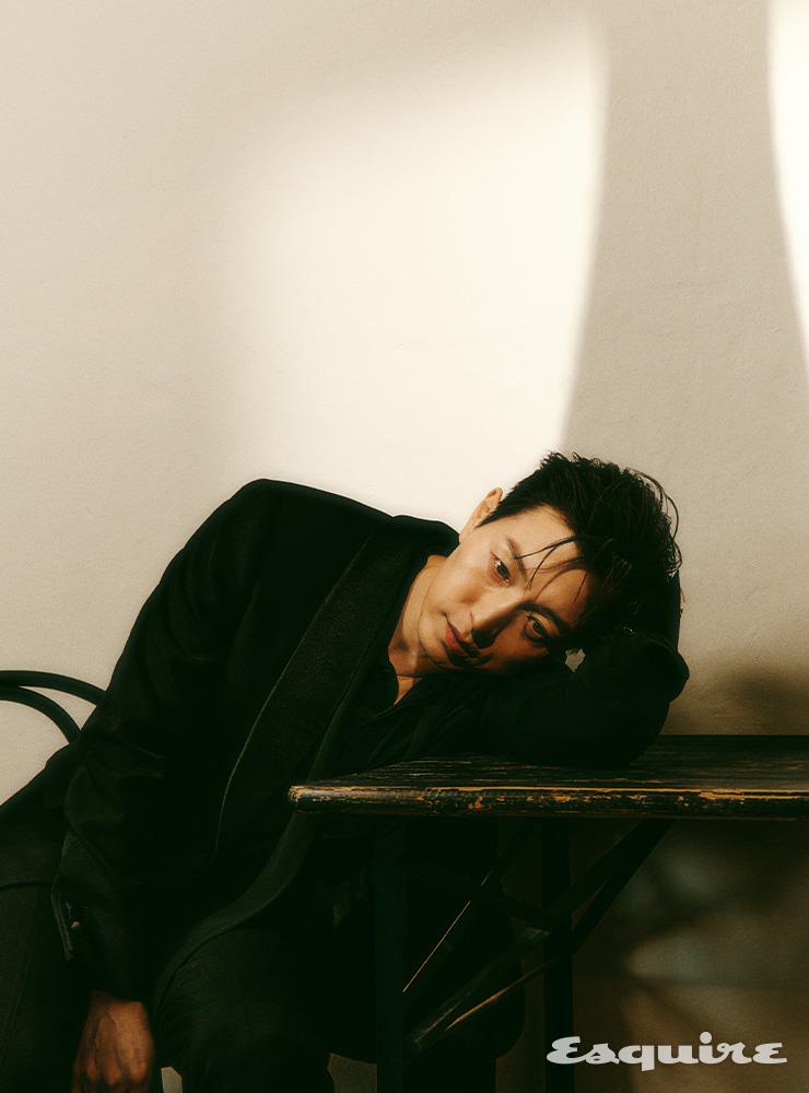 재킷, 팬츠 모두 발렌티노.
