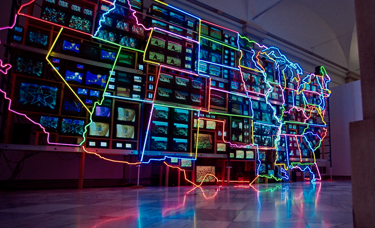 51개의 비디오 채널과 네온 조명을 활용한 ‘Electronic Superhighway: Continental U.S., Alaska, Hawaii’(1995)의 설치 전경. 스미스소니언 아메리칸 아트 뮤지엄이 소장하고 있는 이 작품에서 초고속 인터넷으로 연결된 대륙을 상상하기란 그리 어려운 일이 아니다. ©NamJune LLC