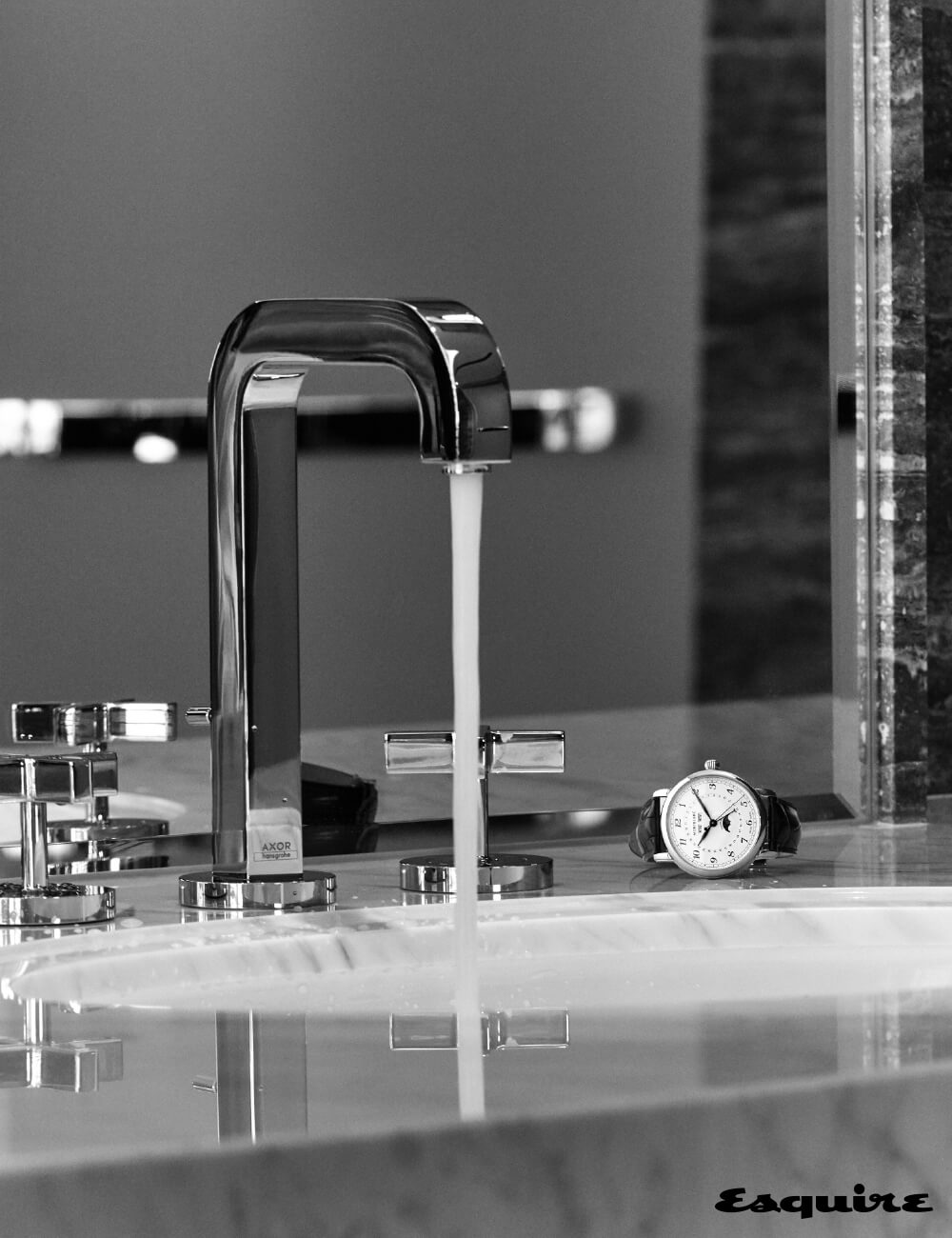 미네르바 매뉴팩처의 전통에 뿌리를 둔 디자인에 실용적인 인디케이터를 탑재한 ‘스타 레거시 풀 캘린더’ 568만원 <strong>몽블랑</strong>. 셔츠 <strong>오리앙 by 샌프란시스코 마켓</strong>. 바지 <strong>TBRM by 샌프란시스코 마켓</strong>.