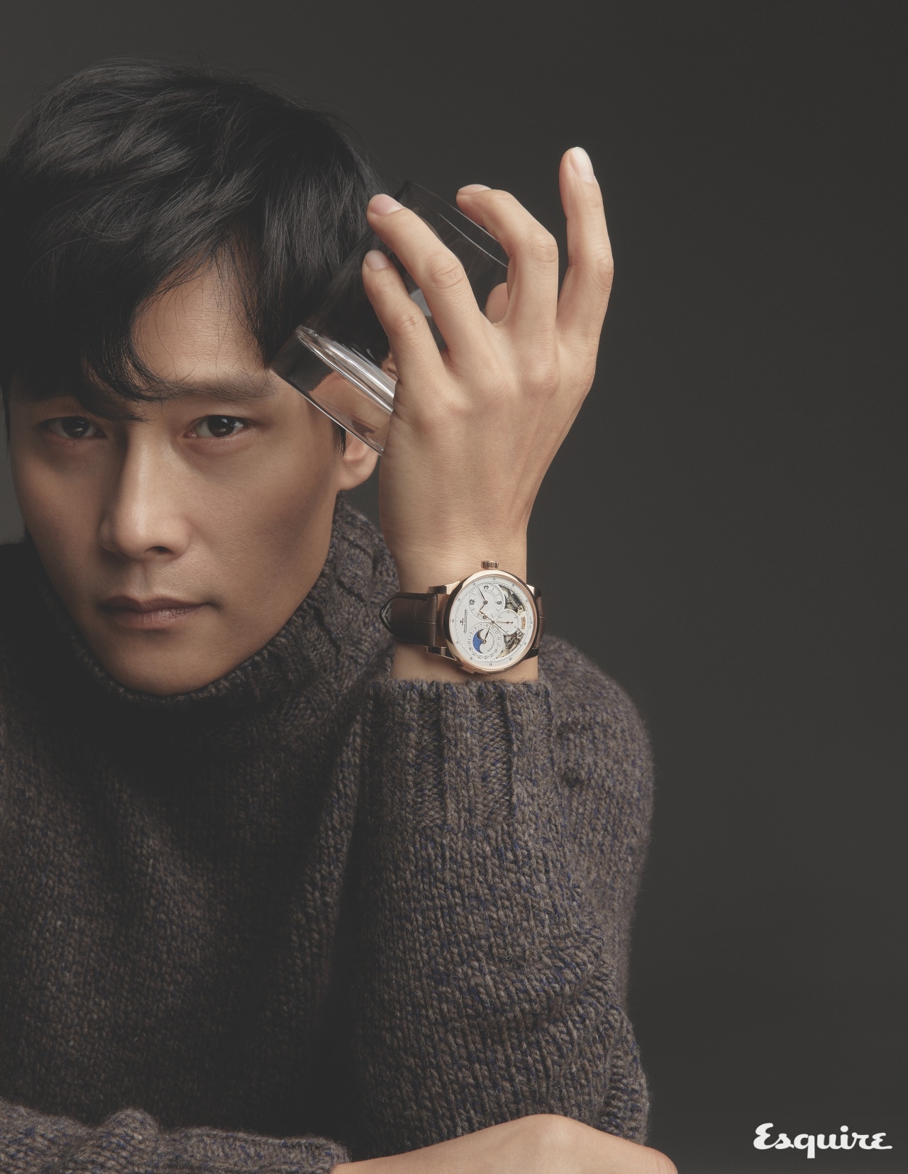 문페이즈 기능과 함께 1/6초 단위의 시간을 표기하는 디테일이 돋보이는 제품. 두 개의 독립적인 메커니즘이 적용된 듀얼윙 콘셉트와 시계 내부 구조를 드러내는 오픈된 다이얼이 특징인 듀오미터 퀀템 루너 예거 르쿨트르. 터틀넥 라르디니 by 샌프란시스코마켓.