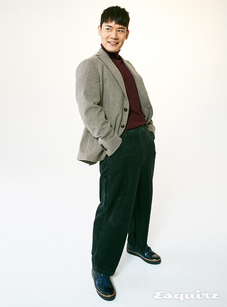 스트라이프 재킷, 버건디 터틀넥 모두 에스.티. 듀퐁 파리.