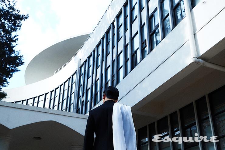 실크 디테일 재킷 가격 미정 페라가모.