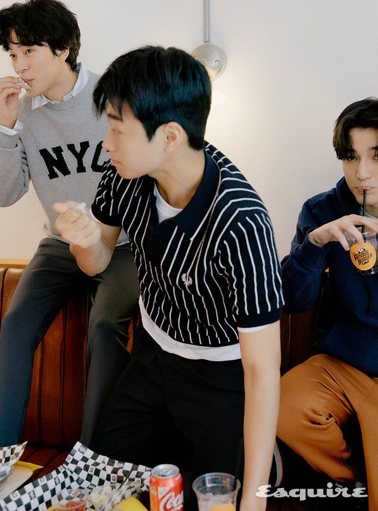 (왼쪽) 그레이 니트 19만9000원 온리 뉴욕 by 하이츠 스토어. 스트라이프 옥스퍼드 셔츠 8만9000원 리바이스. 차콜 발란스 팬츠 4만1900원 언코티드 247. (가운데) 블랙 스트라이프 피케 셔츠 18만8000원 프레드 페리. 화이트 반팔 티셔츠 5만원대 팔라스 스케이트보드. 리얼 블랙 발란스 팬츠 4만1900원 언코티드 247. (오른쪽) 네이비 후드 티셔츠 15만2000원 스투시. 칠리 발란스 팬츠 4만1900원 언코티드 247. 스니커즈 15만원대 아식스.