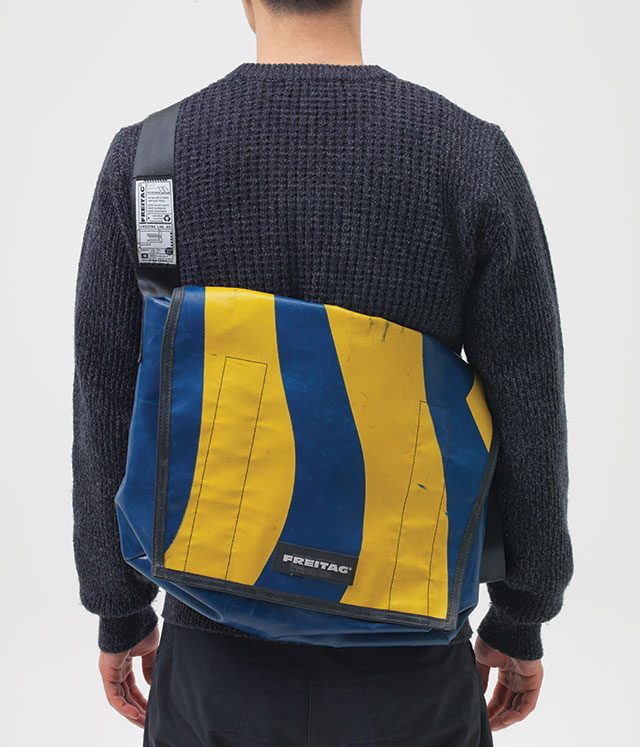 성인 남자의 등에 기분 좋게 감기는 크기. 동시에 어느 옷에 착용해도 존재감이 여전하다.