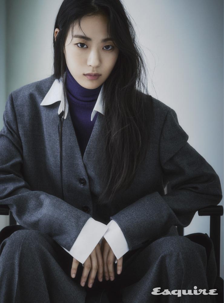 울 코트형 원피스 45만9000원, 캐시미어 슬림핏 터틀넥 스웨터 15만9000원, 브랜드의 시그너처 아이템인 원턱 팬츠 17만9000원 모두 컴젠.