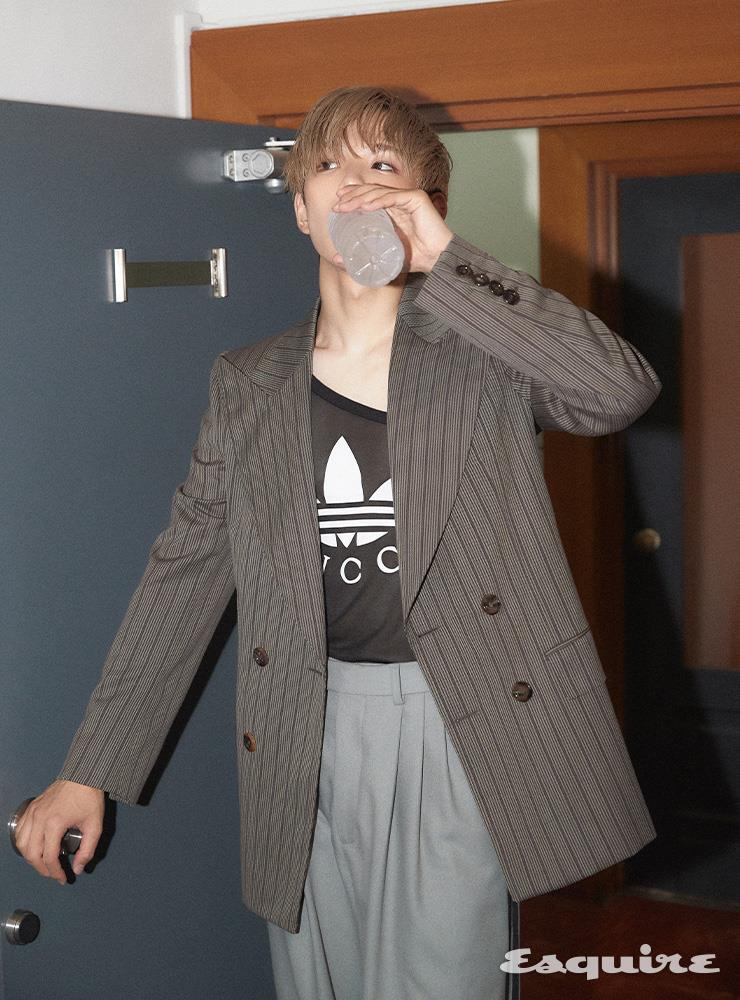 빈티지 라지 스트라이프 울 포멀 재킷, 비스코스 탱크톱, 엠브로이더리 디테일의 플란넬 팬츠 모두 구찌.