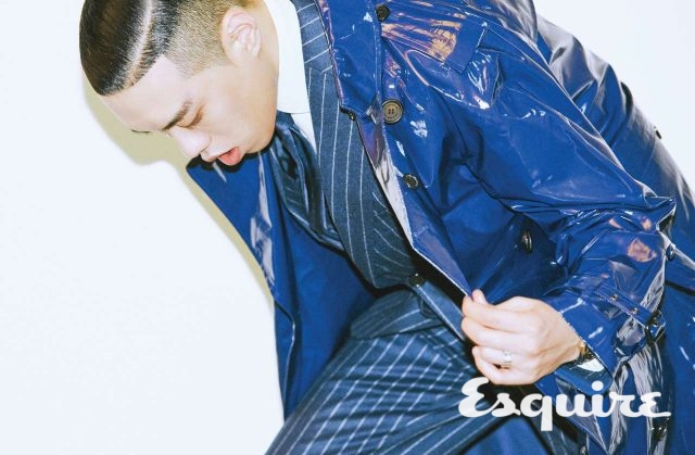 화이트 셔츠, 스트라이프 슈트 모두 맨온더분. 페이턴트 소재 트렌치코트 버버리. 시계, 반지모두 비와이 소장품.