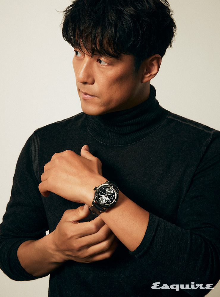 반대 방향으로 회전하는 두 개의 돔형 지구가 돋보이는 42mm 빈티지 스테인리스 스틸 케이스의 ‘1858 지오스피어 울트라블랙 리미티드에디션 858’ 워치 몽블랑. 터틀넥 톱 존 바바토스. 