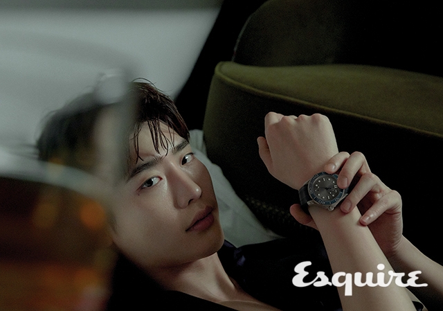 그레이 다이얼에 블루 베젤과 블루 러버 스트랩을 조합한 오메가 씨마스터 다이버 300M. 셔츠 베드포드 by 무이.