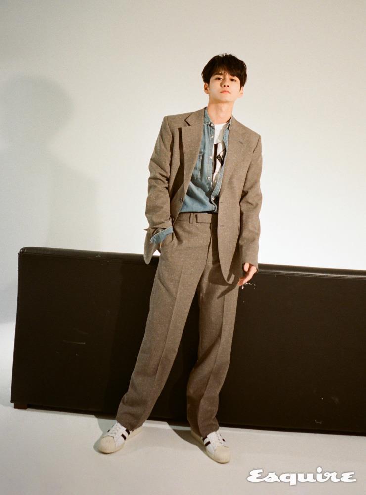 재킷, 팬츠 모두 르메르. 데님 셔츠 골든구스. 화이트 티셔츠 캘빈클라인 진. 스니커즈 아디다스.