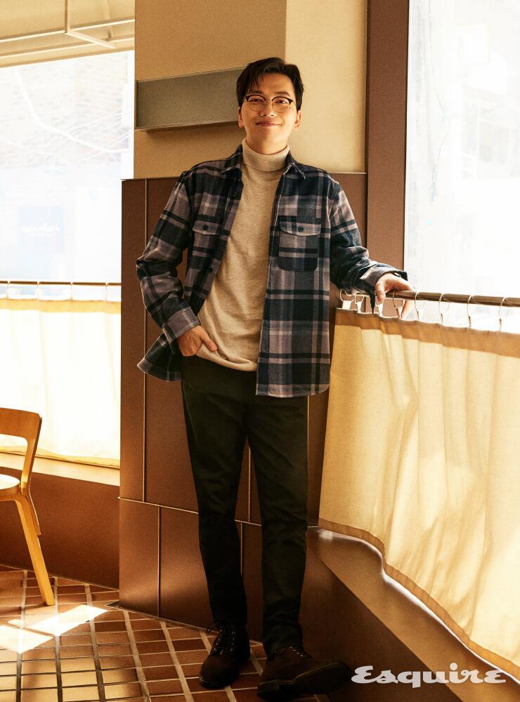  셔츠, 터틀넥 톱, 팬츠, 부츠 모두 H&M.