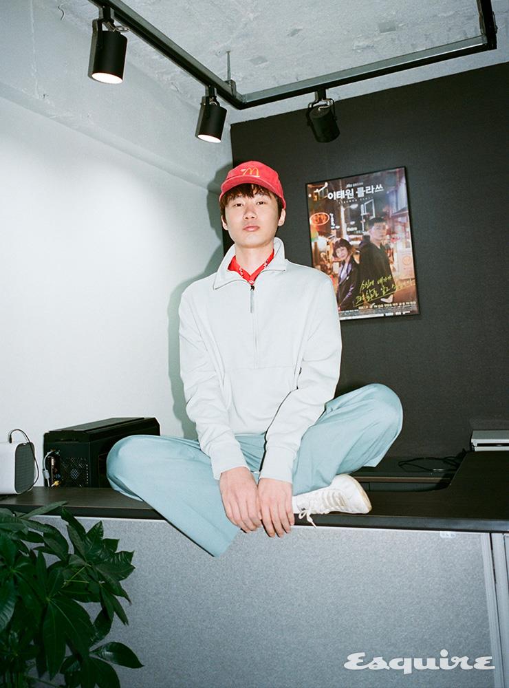 저지 톱 보스. 팬츠 코스. 슈즈, 스카프, 모자 모두 스타일리스트 소장품.