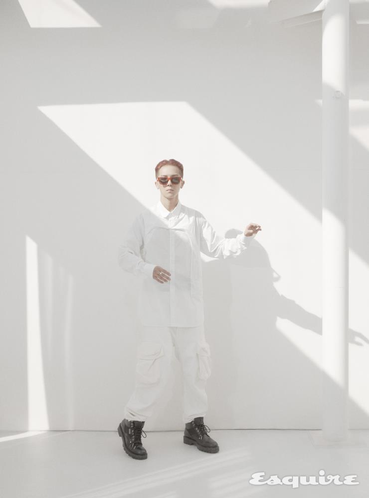 DNA 셔츠, 3D 포켓 팬츠, 앵클부츠, 레인보 스퀘어 선글라스 모두 가격 미정 루이비통.