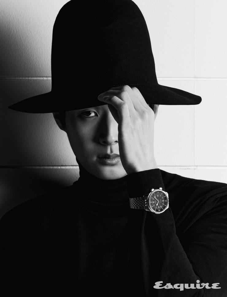 39mm 스틸 케이스 론진 레전드 다이버. 수퍼 루미노바 코팅한 인덱스를 통해 어두운 곳에서도 정확한 시간을 확인할 수 있다. 440만원 론진. 블랙 터틀넥 톱, 블랙 페도라 모두 스타일리스트 소장품.