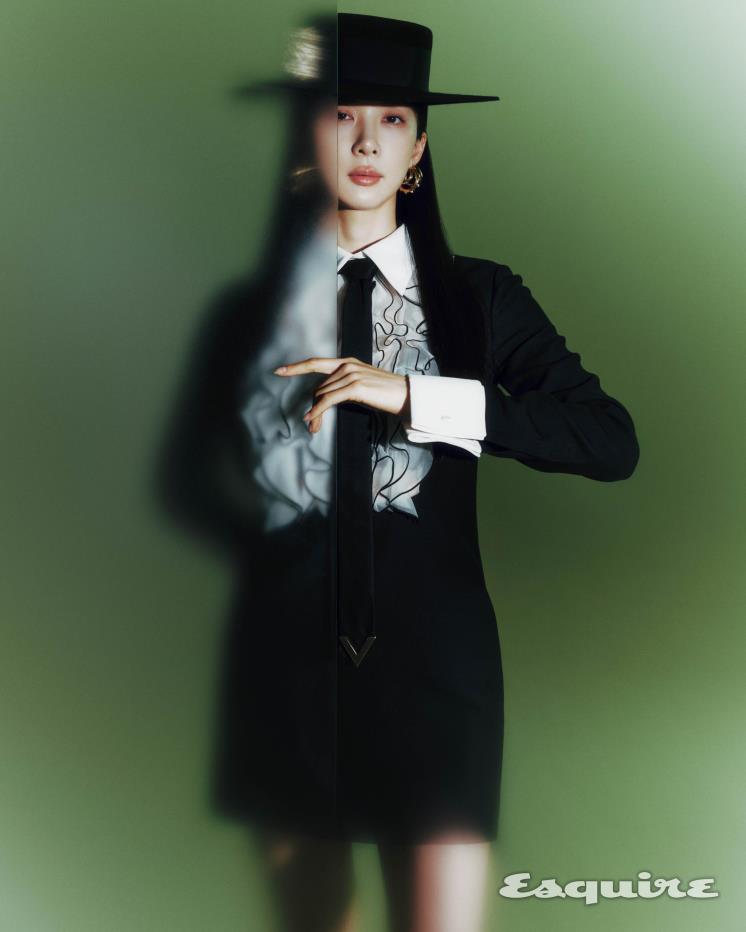셔츠, 타이, 이어링 모두 발렌티노. 햇 로저비비에.
