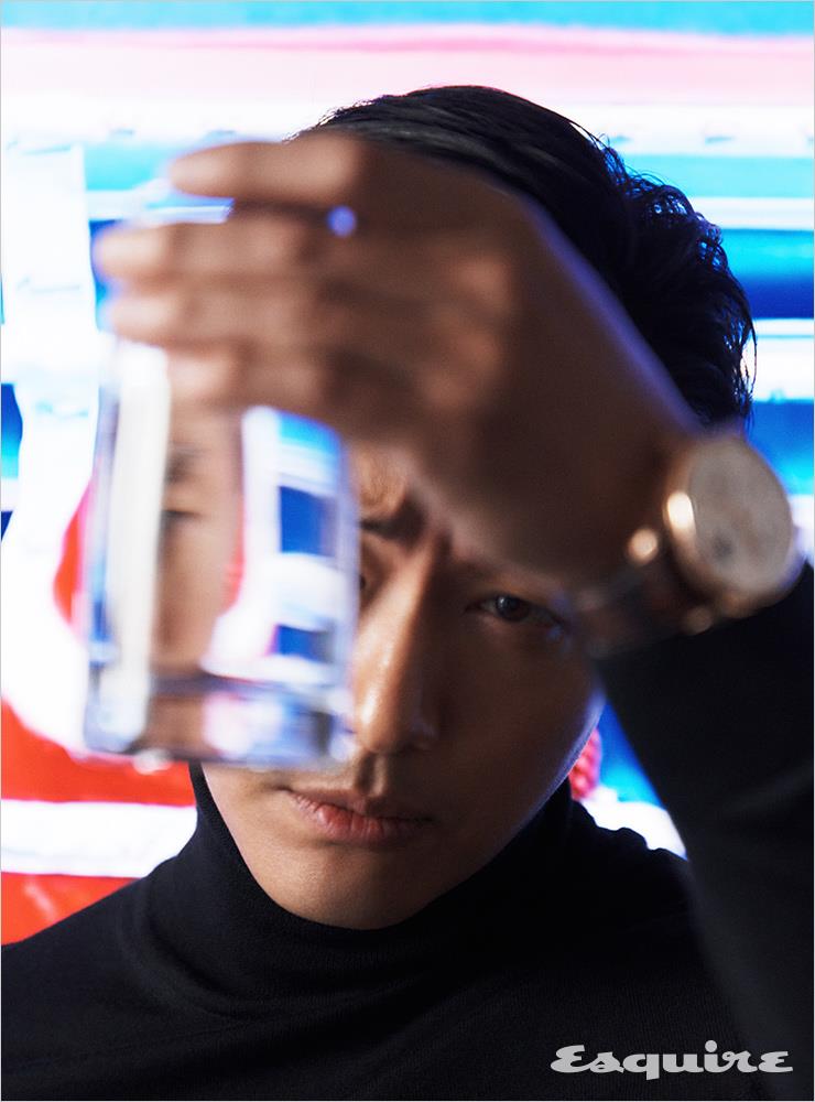 44.2mm 레드 골드 케이스와 화이트 다이얼, 퍼페추얼 캘린더, 7일 파워 리저브가 특징인 포르투기저 퍼페추얼 캘린더 IWC. 터틀넥 니트 톱 보스 맨. 팬츠 스타일리스트 소장품.