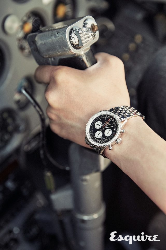 내비타이머 01, 케이스 지름 43mm, 스테인리스 스틸 케이스, 스테인리스 스틸 브레이슬릿. 1100만원대.
