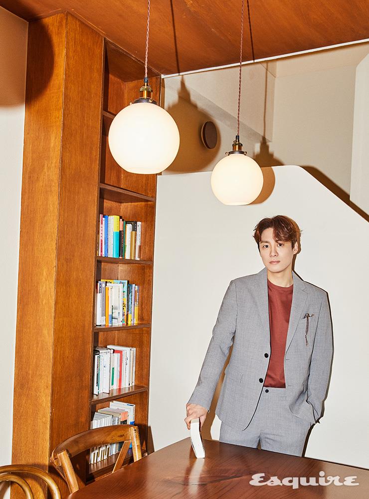 그레이 시어서커 재킷과 슬랙스, 반소매 티셔츠 모두 타임옴므.