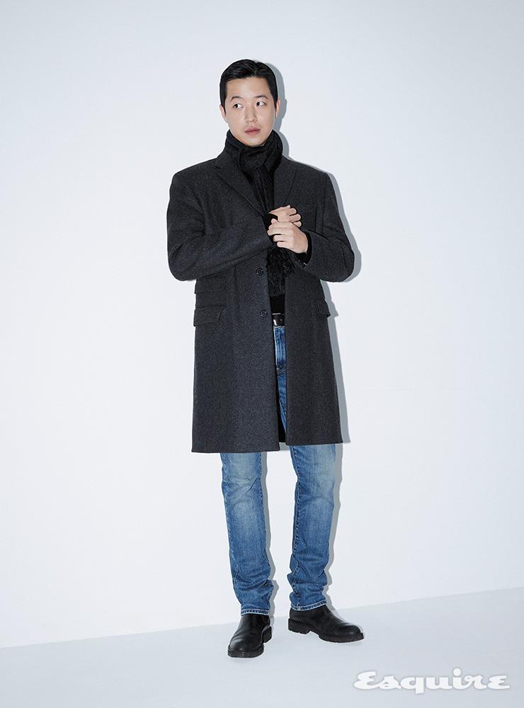 코트 질 샌더. 스웨터 에이카화이트. 데님 팬츠, 머플러 모두 생 로랑. 첼시 부츠 누트.
