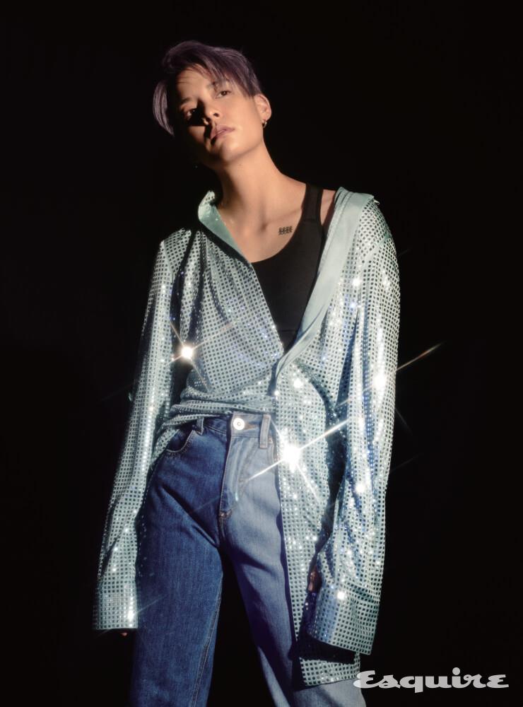 셔츠 보테가 베네타. 데님 팬츠 푸시버튼.