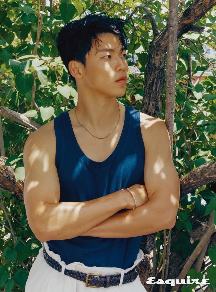 슬리브리스 톱 돌체앤가바나. 팬츠 일레븐티. 벨트 폴로 랄프 로렌. 브레이슬릿 레이지던. 네크리스는 스타일리스트 소장품.