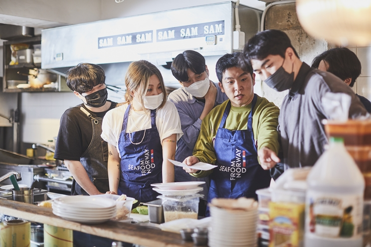 샘샘샘의 셰프들이 조리 시작 전 식재료를 체크하는 모습.