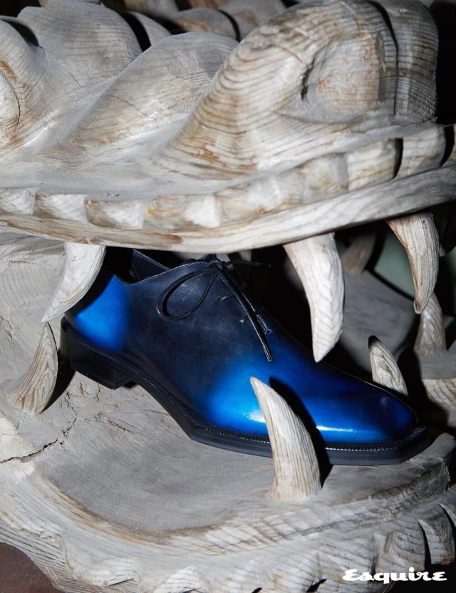 라스트의 각진 형태가 파격적인 알레산드로 에지 카프 스킨 옥스퍼드. 파티나 공법으로 드라마틱한 블루 톤을 표현했다. 275만원 벨루티.