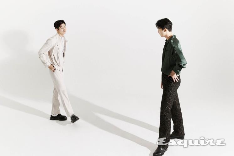 <우현> 재킷 디바인코메디, 이너 윌리엄 케이 박, 팬츠 디바인코메디, 목걸이 51퍼센트, 슈즈 닥터마틴 <강민> 셔츠 윌리엄 케이 박, 화이트 이너 스타일리스트 개인소장, 목걸이 키픔, 팔찌 아티카, 팬츠 오디너리 피플, 구두 손신발