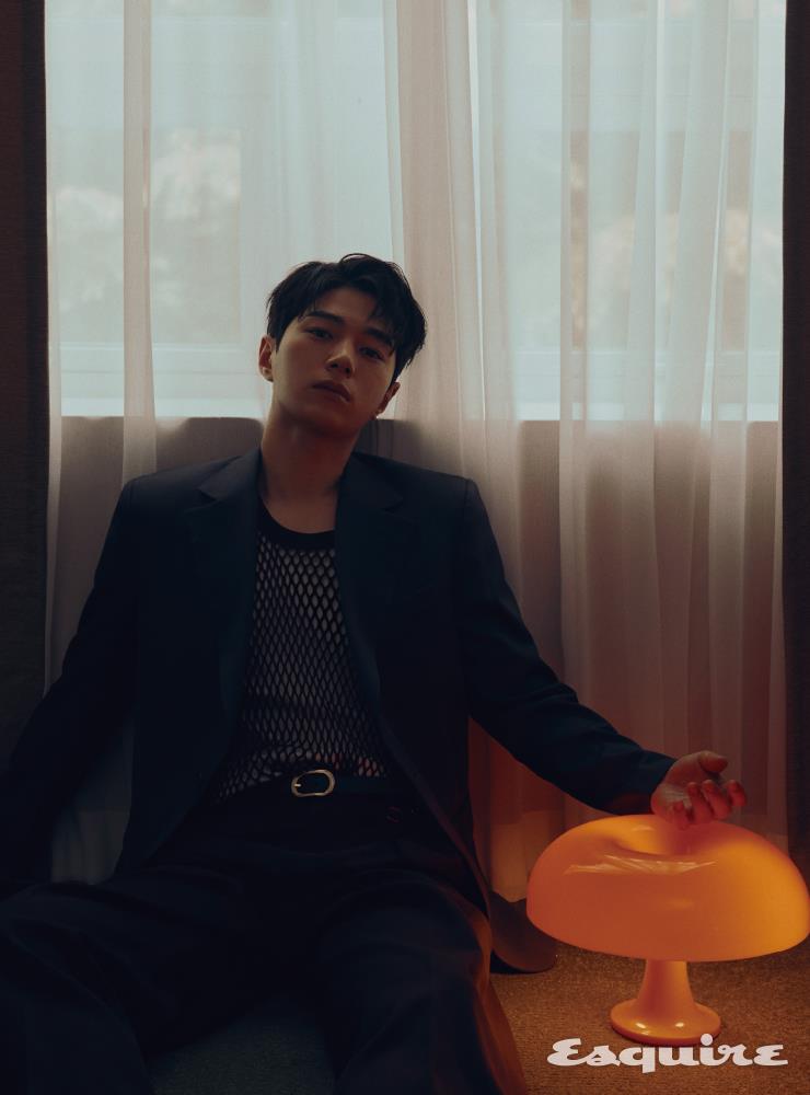 재킷 골든구스. 팬츠 우영미. 블랙 톱 렉토. 화이트 톱 코스. 벨트 어니스트 더블유 베이커.