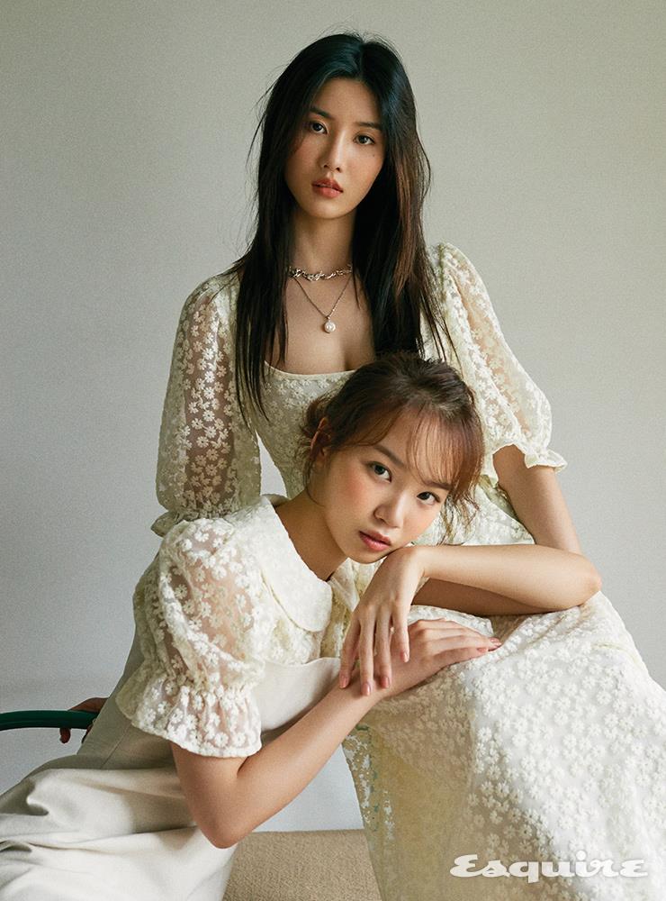(은비) 원피스 앤아더스토리즈. 초커 서울메탈. 네크리스 아티스트 소장품. (채원) 블라우스 앤아더스토리즈. 원피스 누아믹.