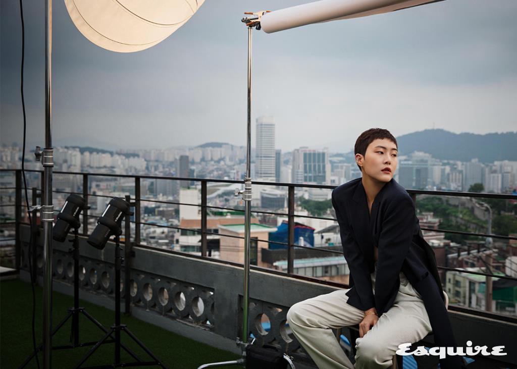 재킷 렉토. 브라톱, 슬랙스 모두 스타일리스트 소장품.