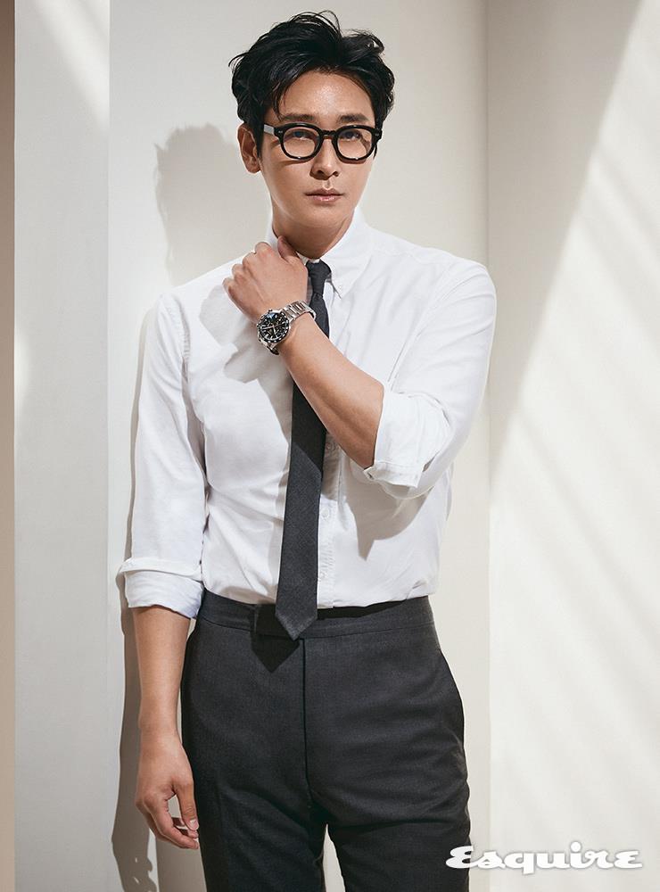 44mm 스틸 케이스와 블랙 세라믹 베젤, 블랙 다이얼의 까레라 호이어02 스포츠 크로노그래프 725만원 태그호이어. 셔츠, 팬츠, 타이 모두 톰 브라운. 안경 페이크 미.