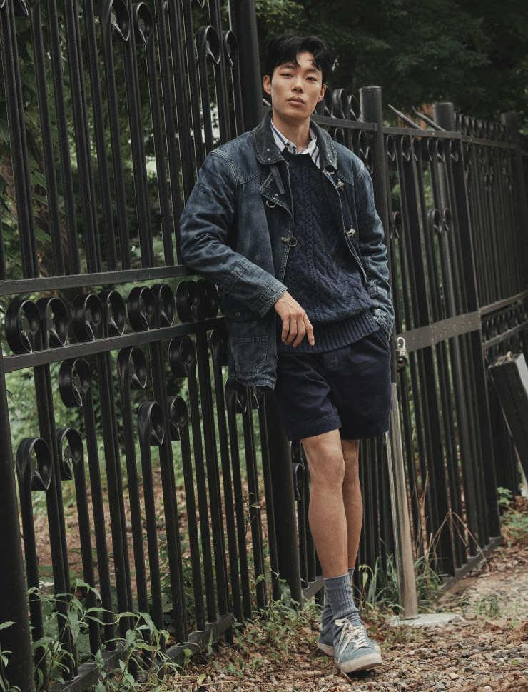 데님 재킷, 피셔맨 스웨터, 스트라이프 셔츠, 네이비 쇼츠, 스니커즈, 삭스 모두 폴로 랄프 로렌.