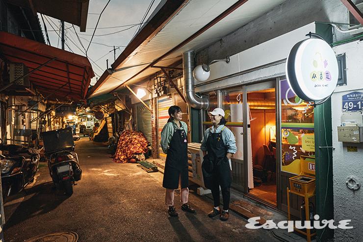 ㅆㅎㅍ은 오후 7시부터 새벽 4시까지 운영하며, 휴무일은 SNS에 별도 공지한다. 단체는 최대 4인까지만 입장 가능하다. 