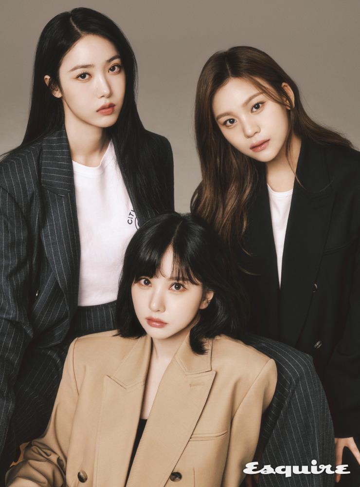 (신비) 그레이 슈트 메종마레. 티셔츠 시티브리즈. (은하) 베이지 슈트 가브리엘 리. 블랙 톱 탑걸. (엄지) 블랙 슈트 가브리엘 리. 티셔츠 셀리테일즈.