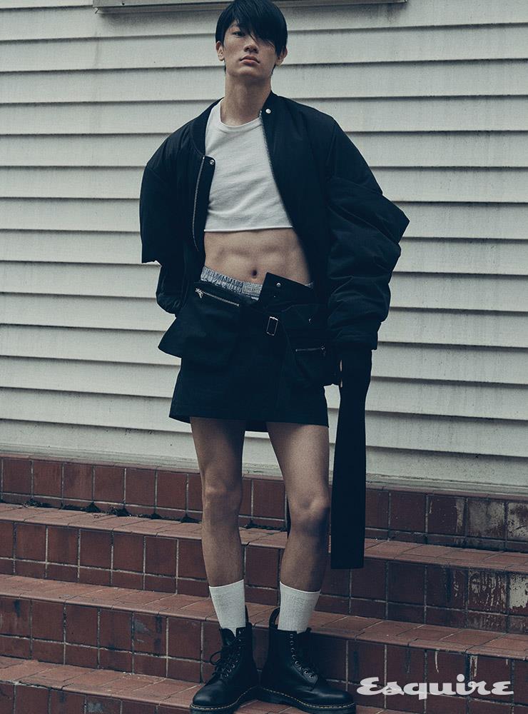 오버사이즈 보머 재킷 가격 미정 릭 오웬스. 크롭트 톱 가격 미정 크롬하츠. 박서 브리프 가격 미정 발렌티노. 포켓 장식 스커트 124만9000원 JW 앤더슨. 레이스업 부츠 24만원 닥터마틴. 삭스 에디터 소장품.