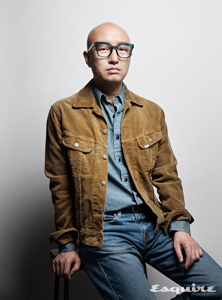 코듀로이 재킷, 데님 셔츠, 벨트 모두 폴로 랄프 로렌. 데님 팬츠 리바이스. 안경 아티스트 소장품.