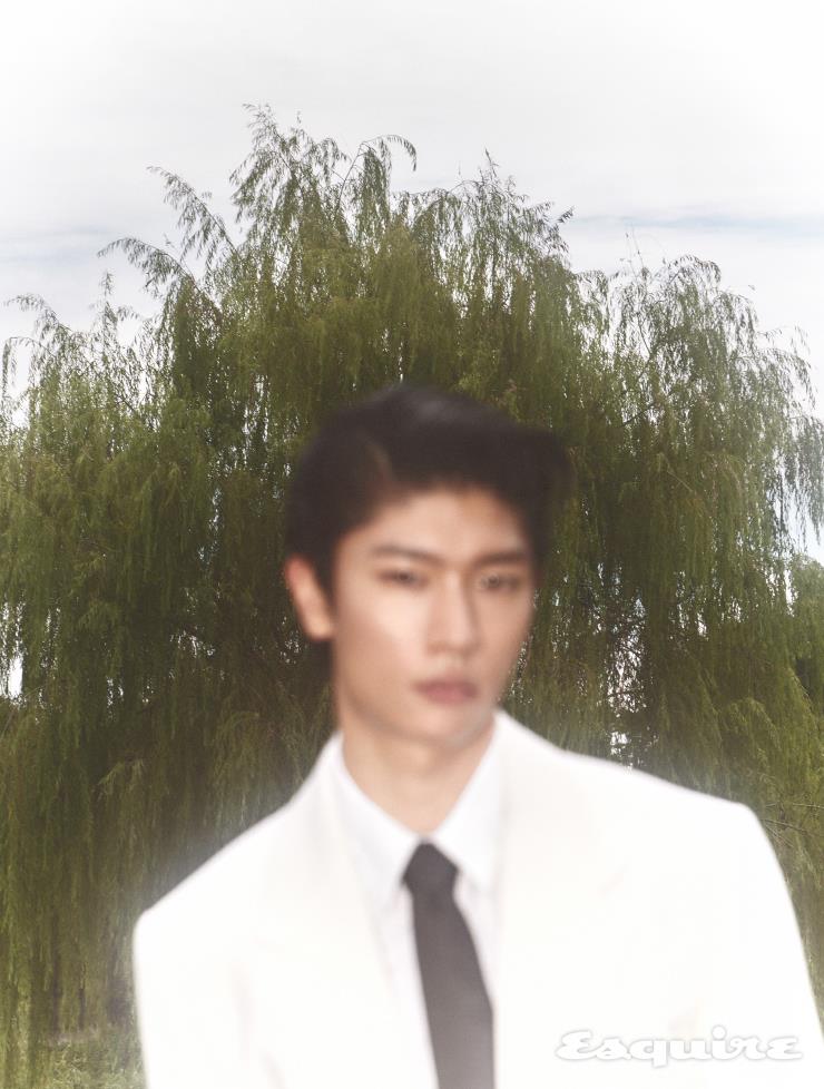 싱글브레스티드 재킷, 코튼 셔츠, 실크 타이 모두 가격 미정 페라가모.