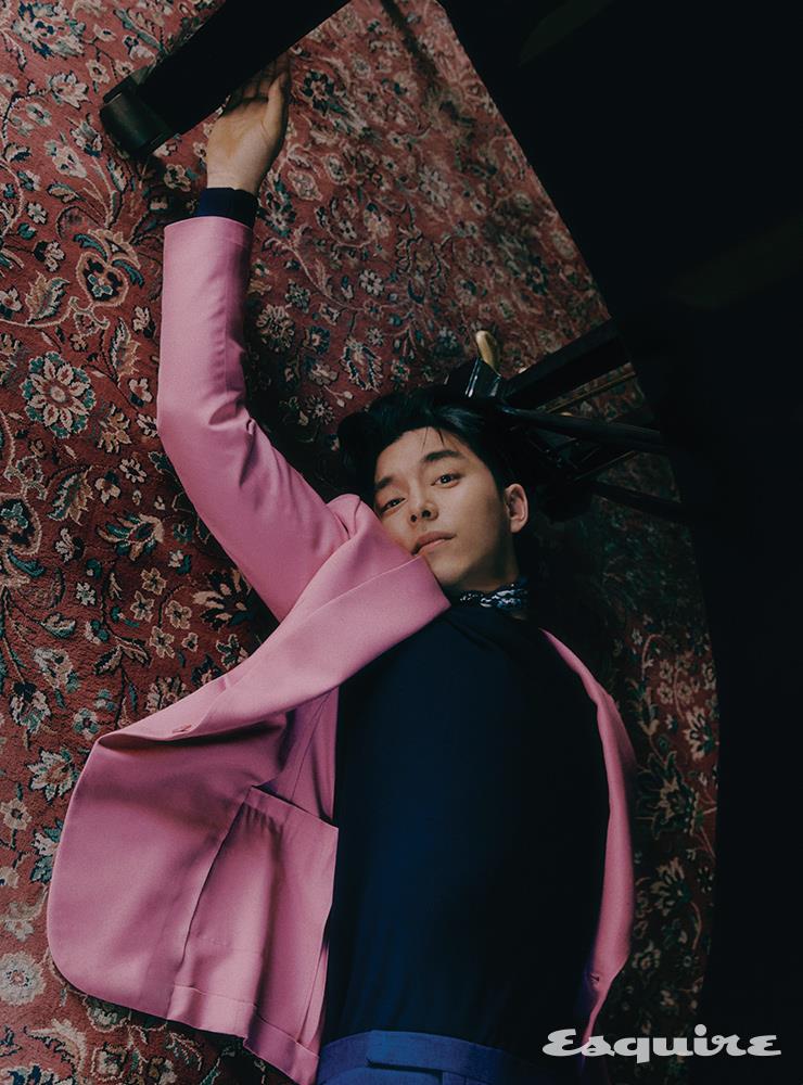 핸드메이드 산퉁 실크 디너 재킷, 네이비 캐시미어 스웨터, 리넨-실크 그레고리 팬츠, 페이즐리 프린트 스카프 모두 랄프 로렌 퍼플 라벨.